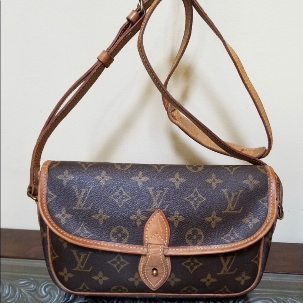 **100% Authentic Louis Vuitton Gibeciere PM** used